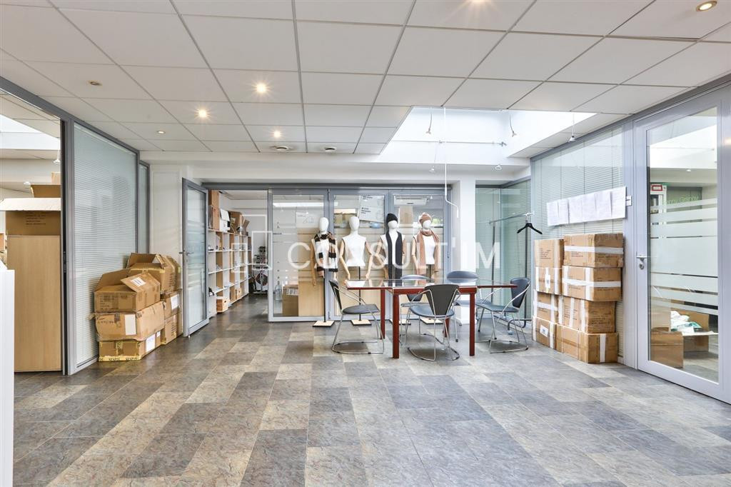 Bureaux type show-room avec vitrine à vendre à toute proximité de Convention VACANT