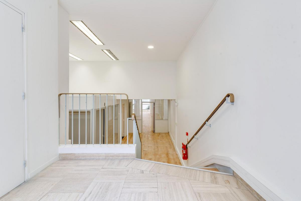 A vendre Local commercial idéalement situé , Paris 9 refait à neuf
