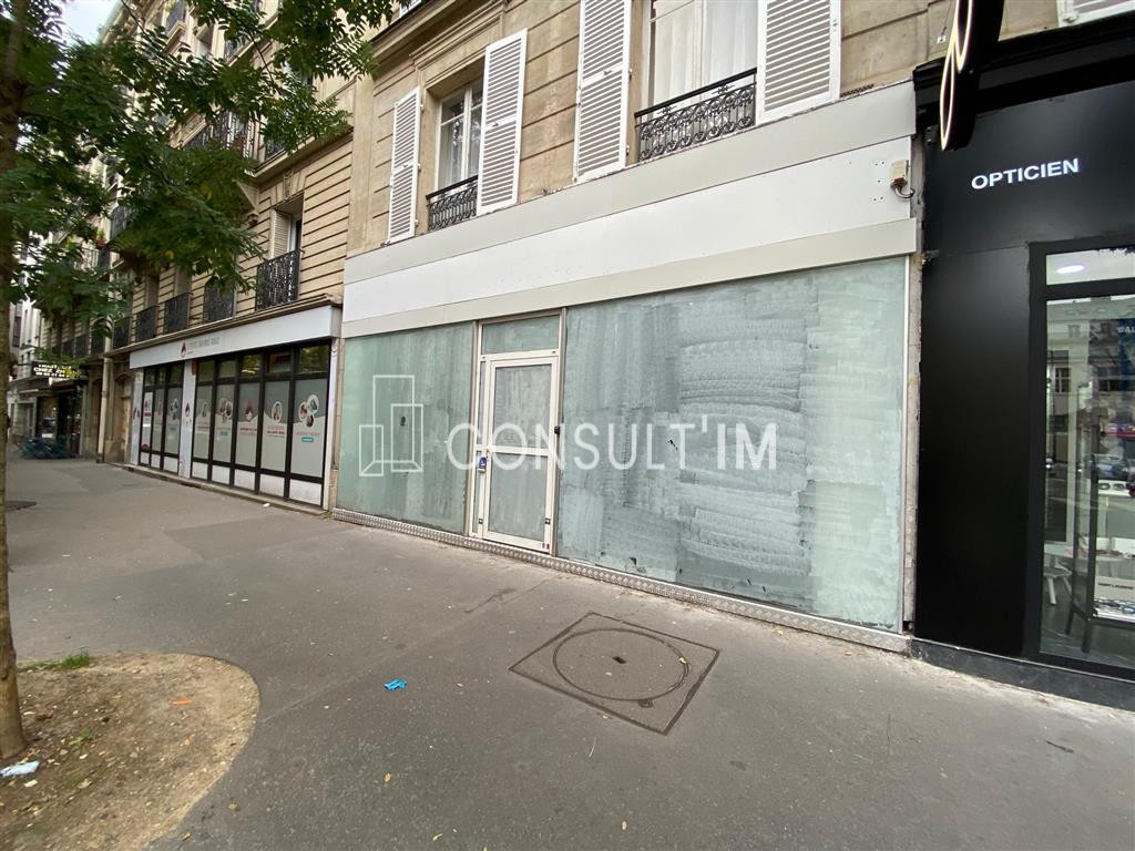 A louer, rue très commerçante, en location pure un local commercial de 104m² dont 76m² en rdc