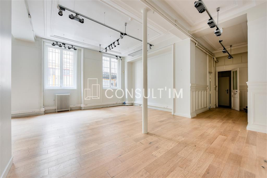 RARE - A deux pas de la Place Vendôme showroom avec très belle hauteur sous plafond
