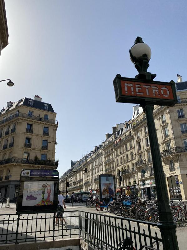 Commerce traversant situé dans le quartier de Jussieu