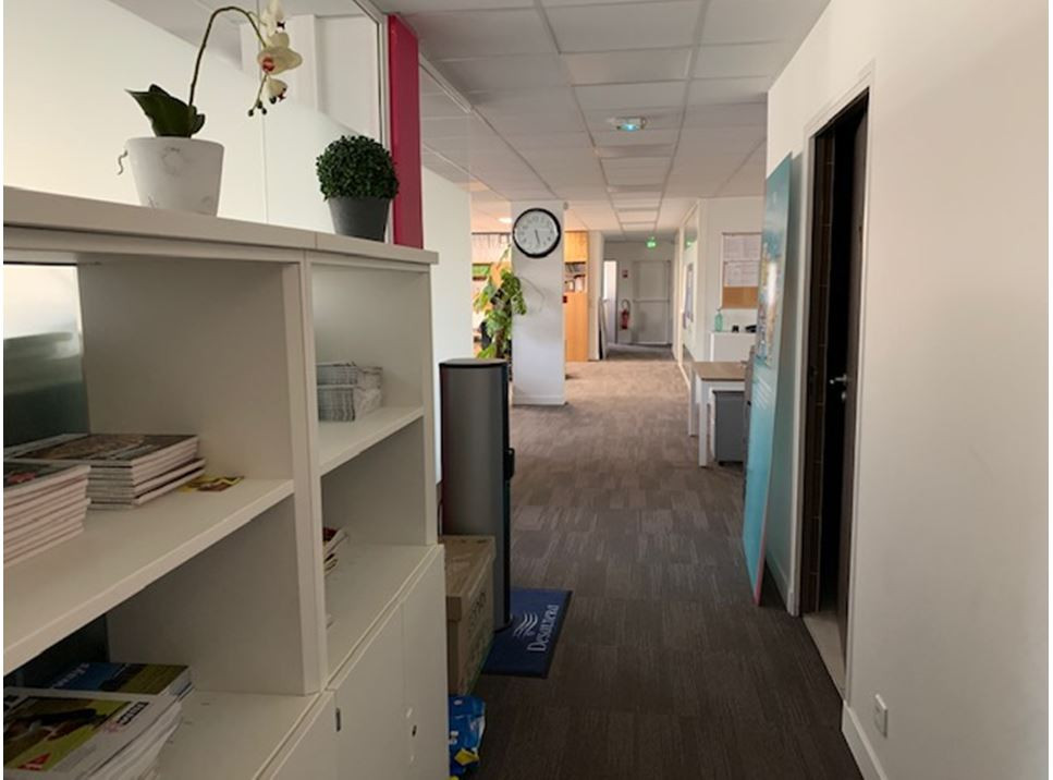 Dans un immeuble moderne, bureaux climatisés à louer