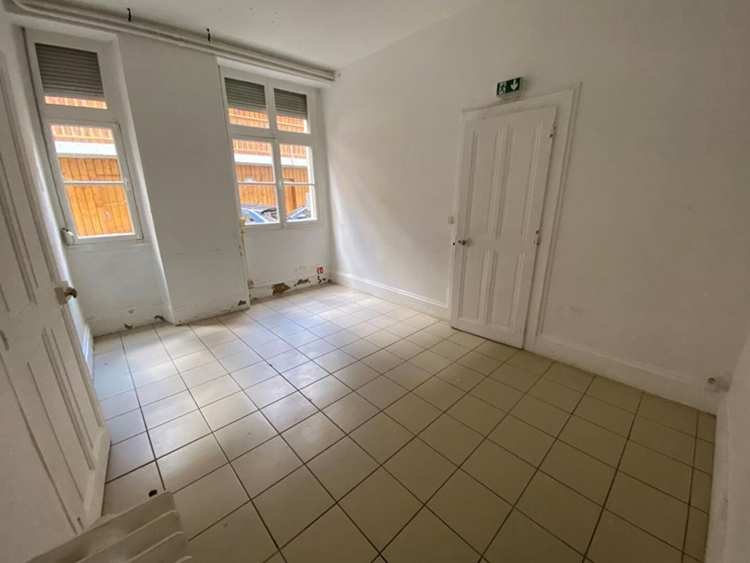 LOCAL PROF. BESANCON - 195 m2