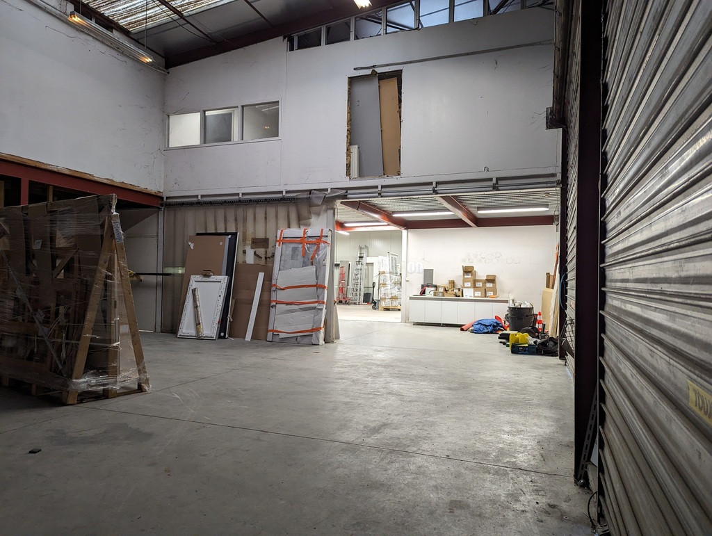 LOCAL CENORD 300 m² avec QUAIS PL + BUREAUX + PARKING 10 PL