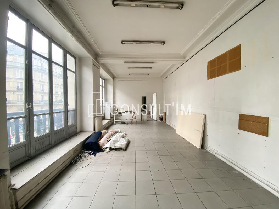 Dans un immeuble cathédrale, à louer bureaux de 54m²