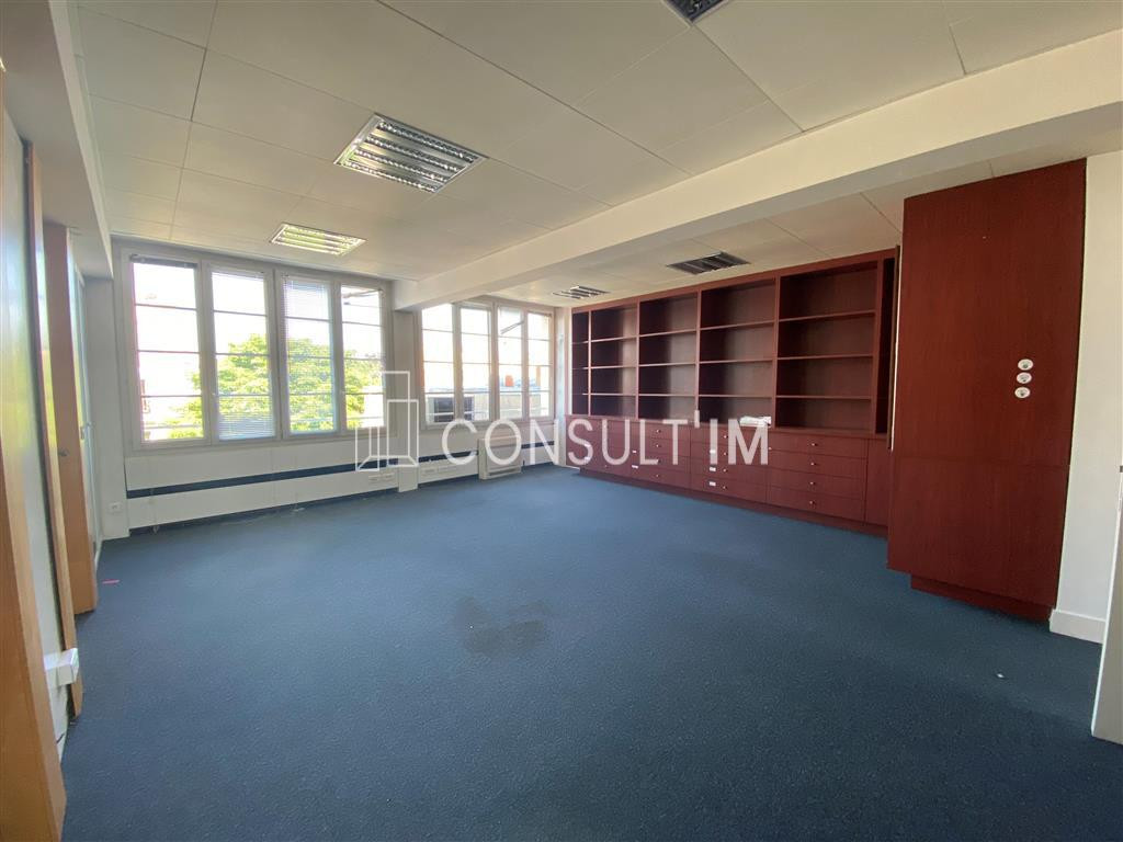 Sur la place Saint-Georges, bureaux avec grands espaces