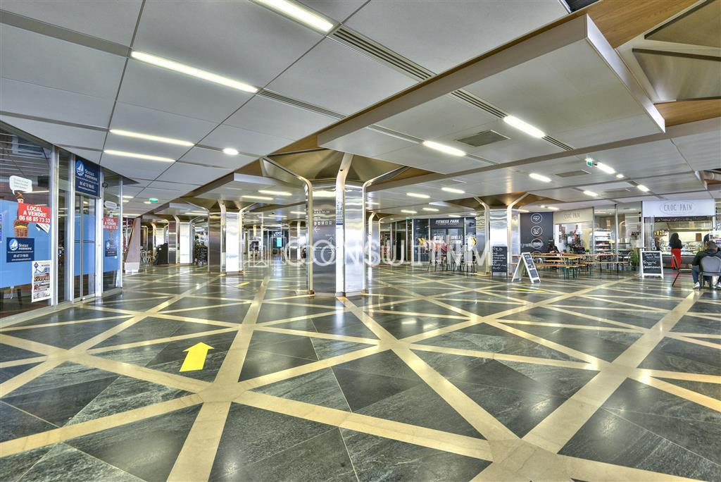 Au pied du Pont de St Cloud, beau plateau lumineux de 445 m² à louer