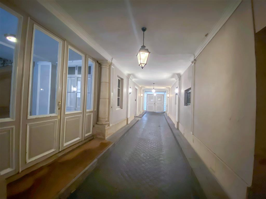 Belle espace sous verrière proche place des victoires