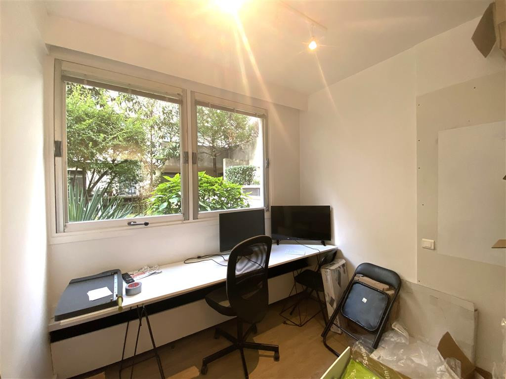 Bureaux en RDC sur cour à louer dans un immeuble récent