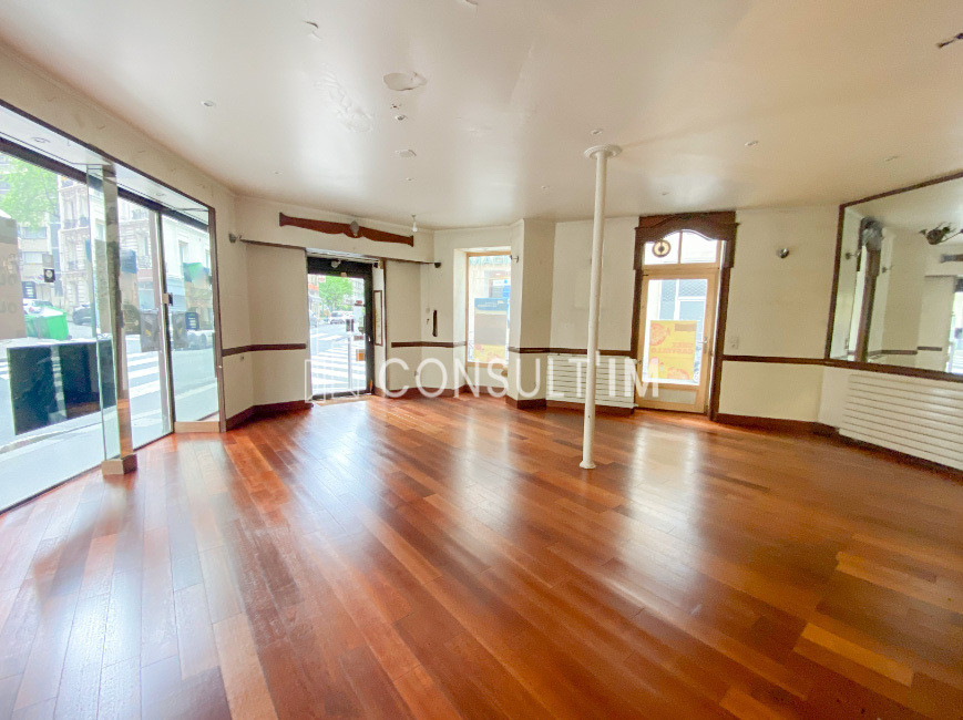 Boutique d'angle de 65 m²