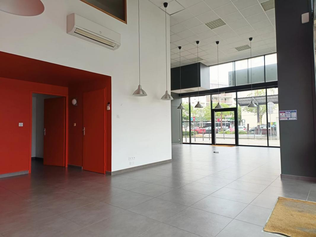 Local Commercial à Louer - 142 m² - Saint Priest 69800Centre