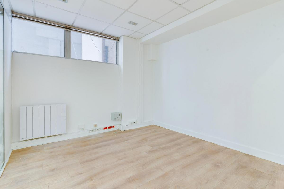 A vendre Local commercial idéalement situé , Paris 9 refait à neuf