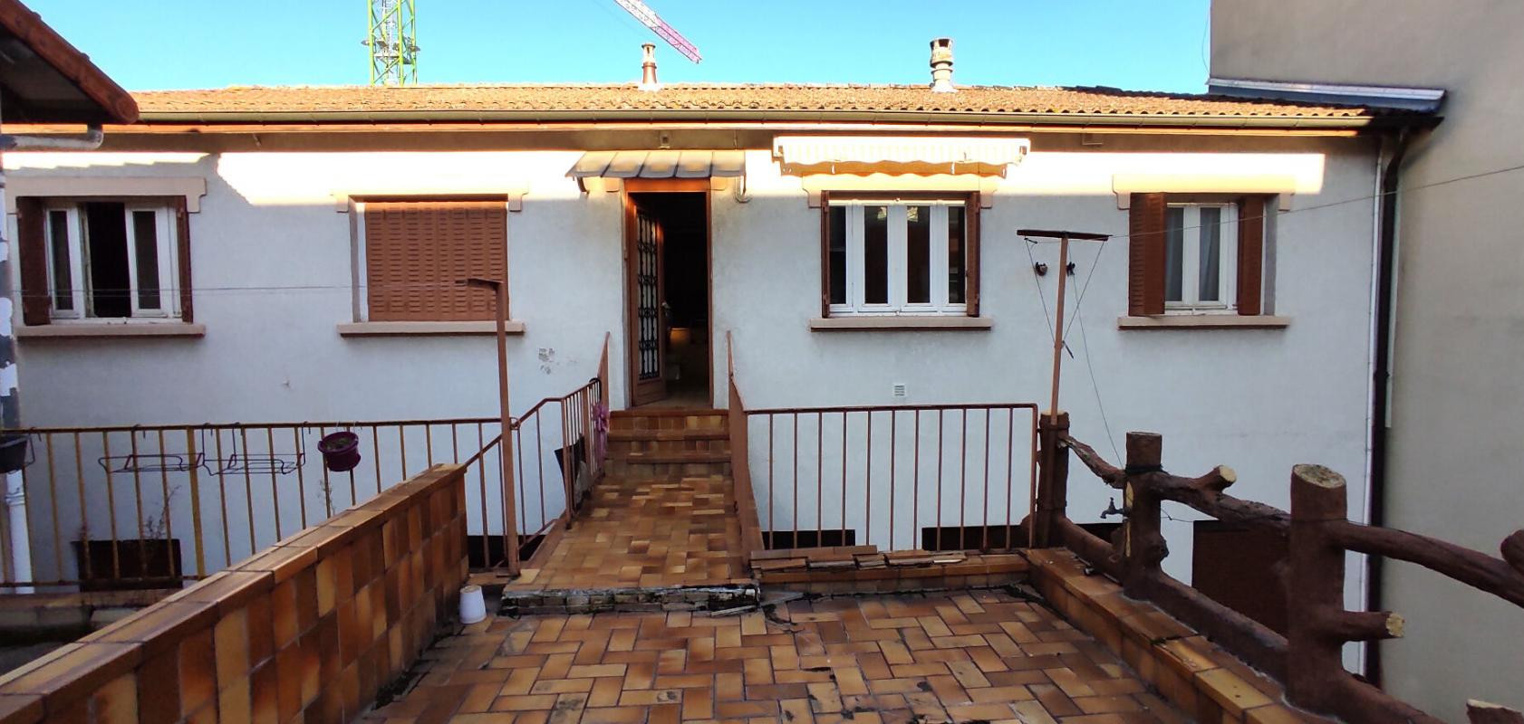 Maison sur deux niveaux avec garage et dépendances