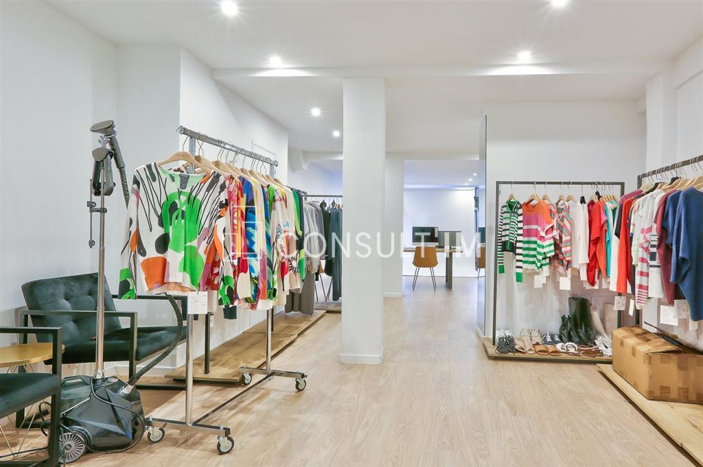 Bureaux type show-room avec vitrine à vendre à toute proximité de Convention VACANT