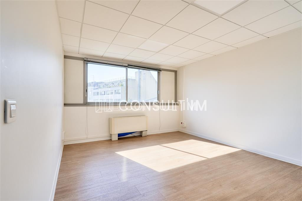 A proximité du métro Boulogne Jean Jaurès, à louer, bureaux de 300m² avec terrasse