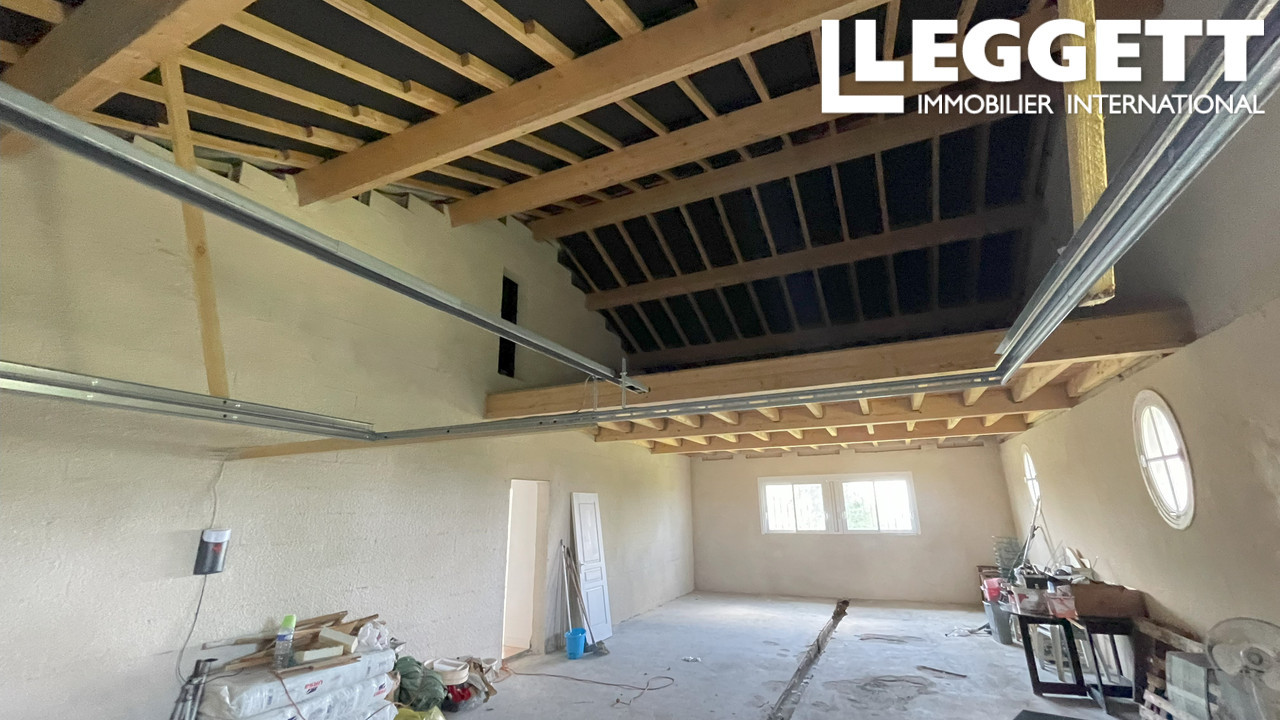 Un immeuble avec 3 grands appartements avec la vue sur les Pyrénées, un grand garage et terrain de 2811m2
