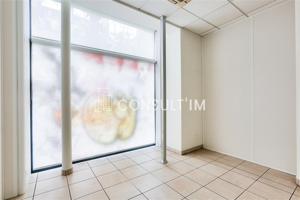 Boutique à louer avec un très beau linéaire de vitrine