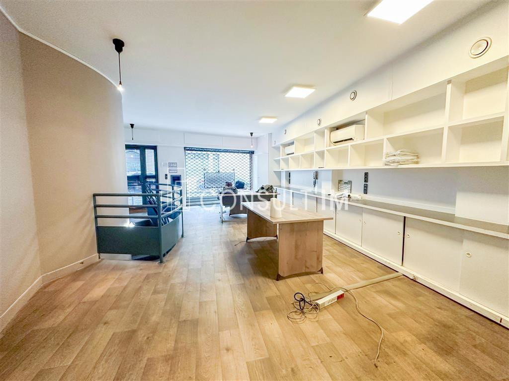 Boutique climatisée à usage de bureaux sur deux niveaux