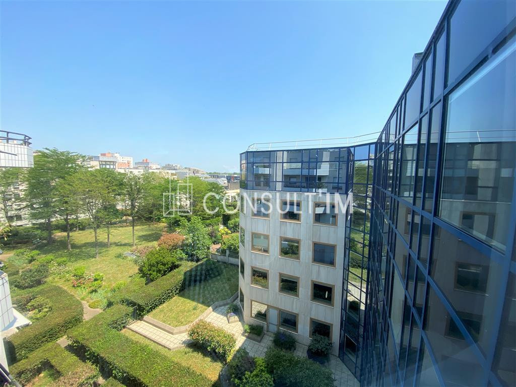A proximité du Pont de Suresnes, à vendre des bureaux de 303m² au 4eme étage