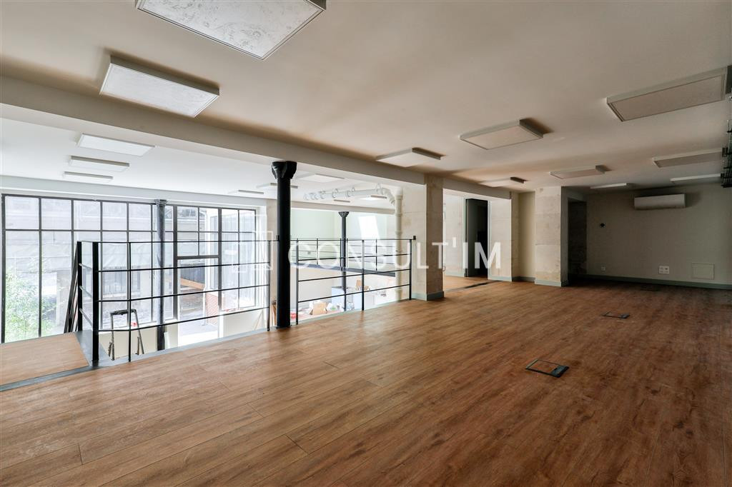 Bureaux rénovés style atelier / loft avec très belle hauteur sous-plafond