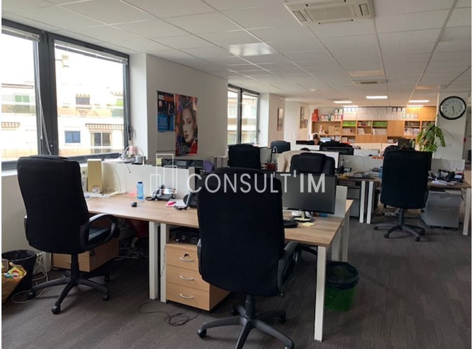 Dans un immeuble moderne, bureaux climatisés à louer