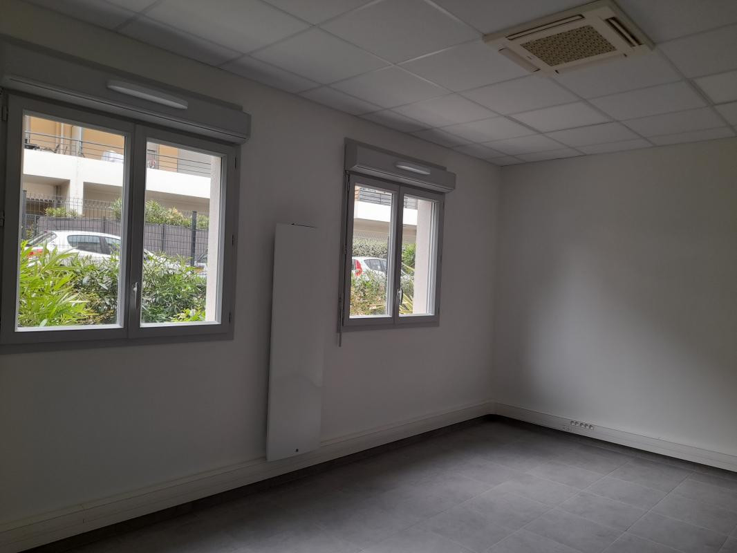 SANS FRAIS - Local professionnel 82m² + stationnement privatif - Hôpital