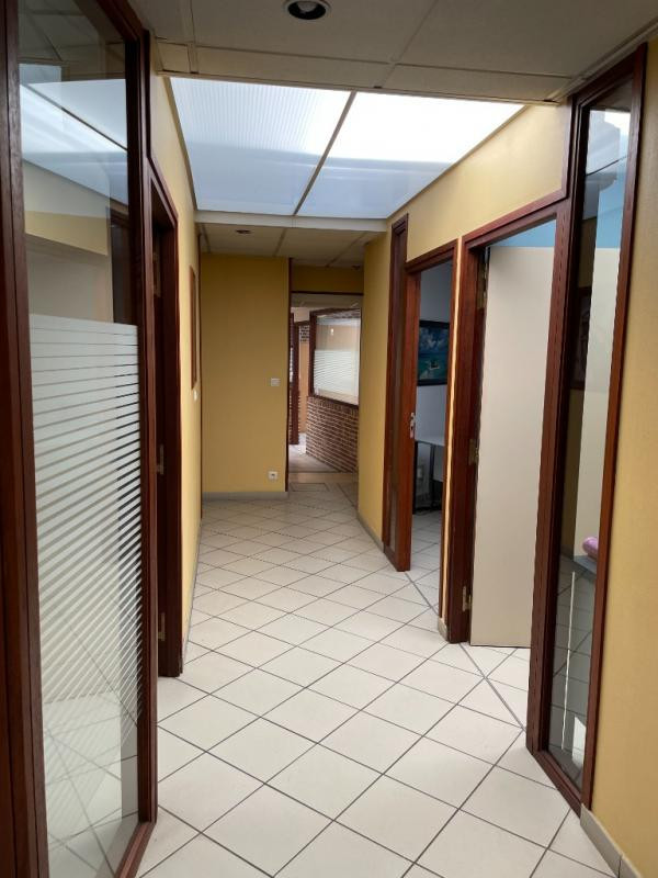 LOOS 10MN CHR  ensemble de bureaux+ grand hangard sur rue