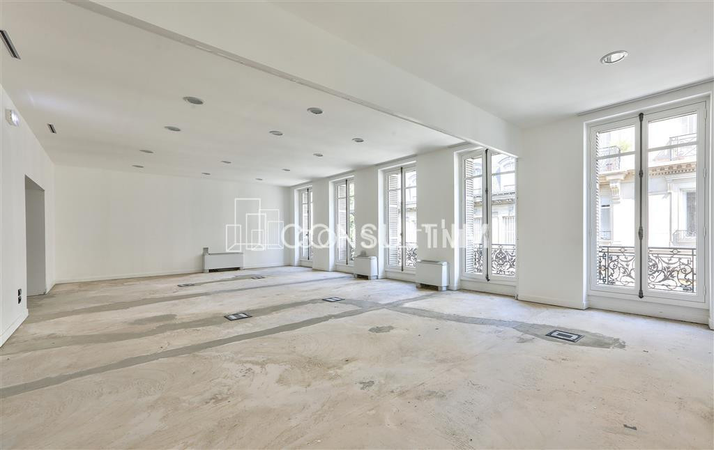 A proximité immédiate de la place de la République, bureaux climatisés à louer