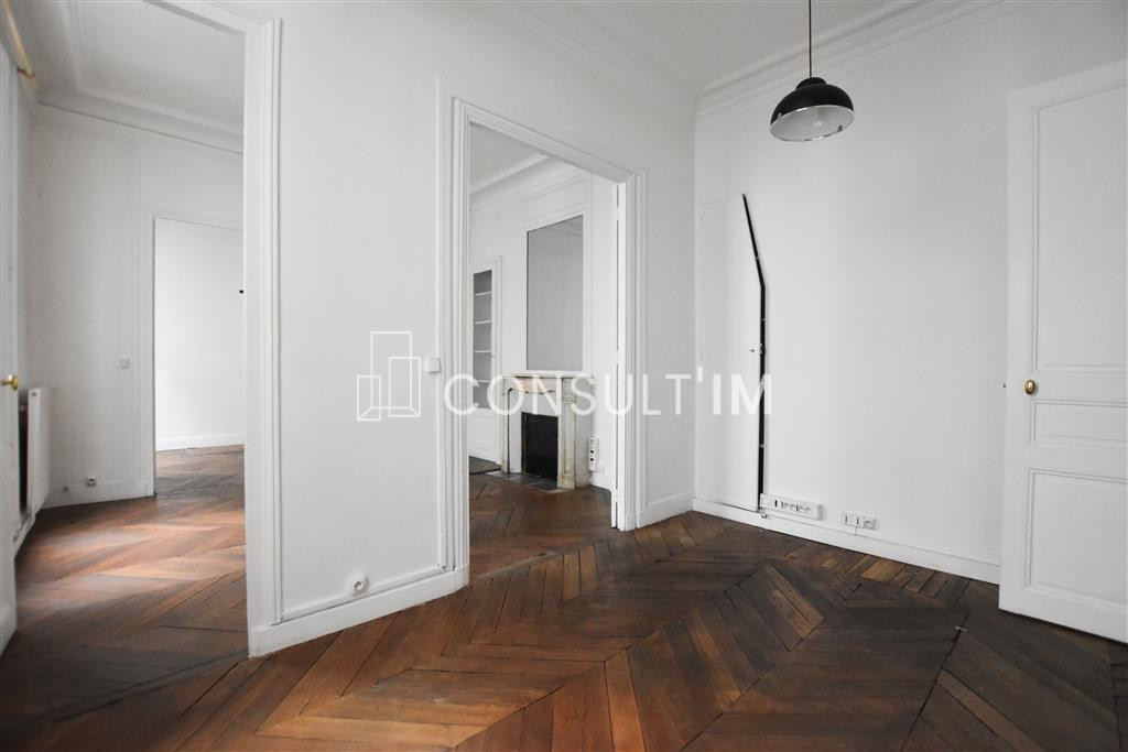 A louer belle surface de bureaux avec parquet, moulures et cheminées