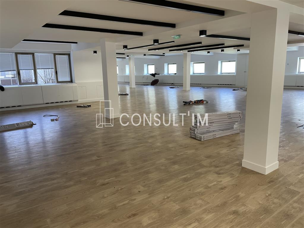 A louer,  dans un immeuble d'angle, une surface de 597 m²