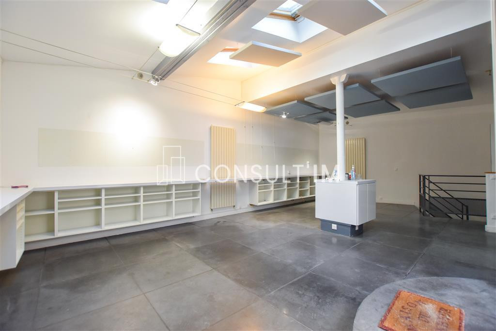 Bureaux à louer en duplex donnant sur une petite cour