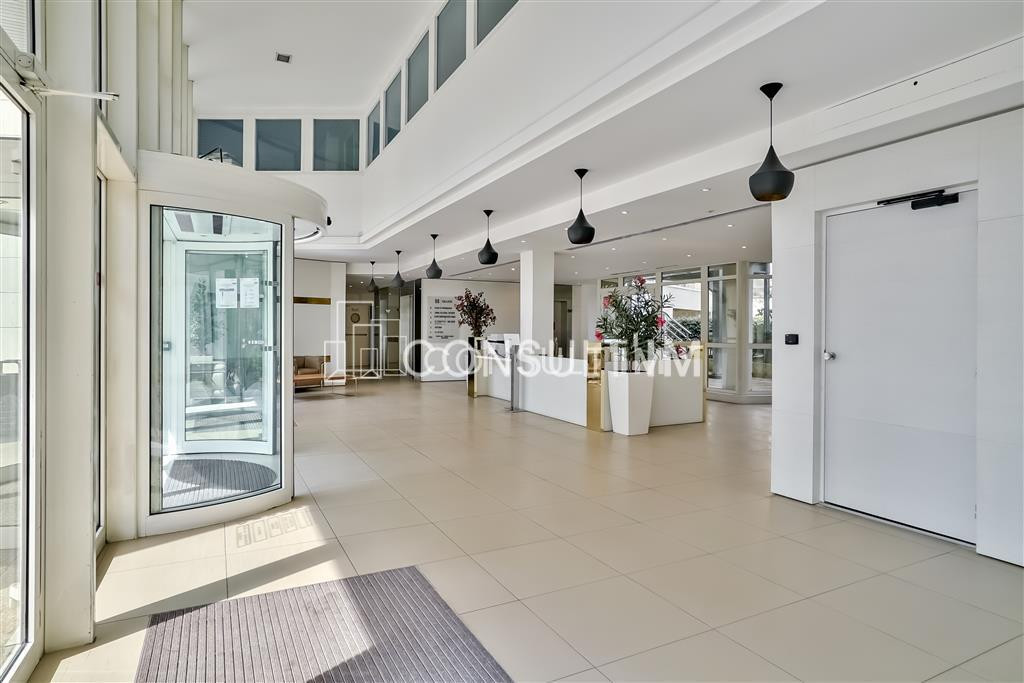 Bureaux en espace ouvert avec climatisation et parking