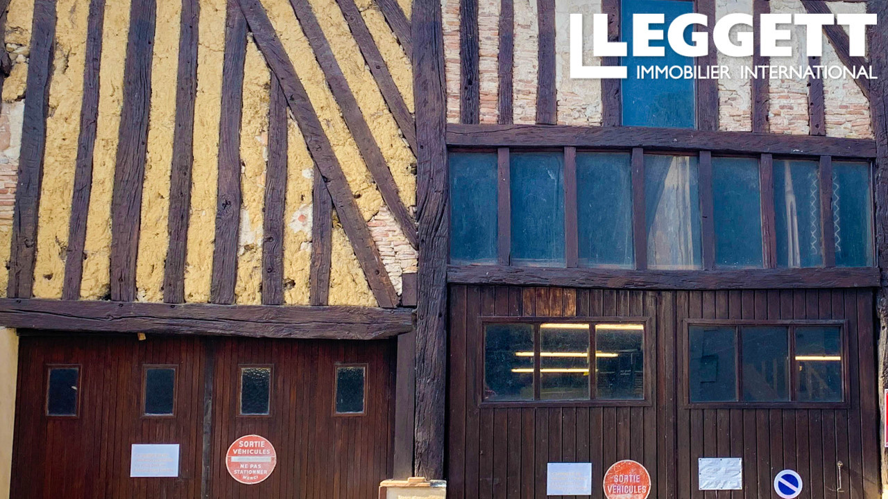 Ancien bâtiment actuellement utilisé come entrepot et  garage - pourrait être rénové
