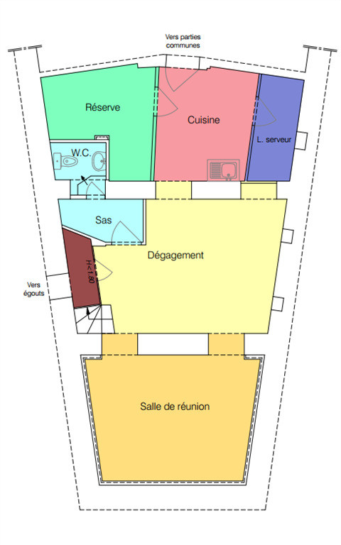 Métro Europe, à louer une boutique d'angle de 131m² en parfait état