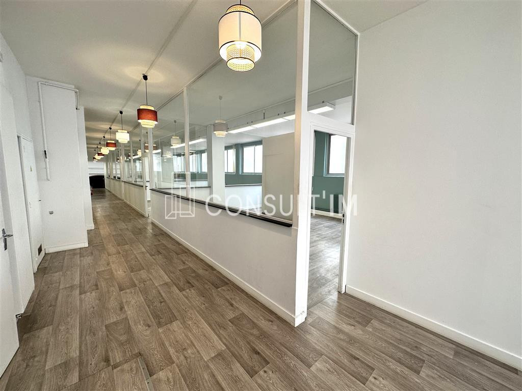 A louer bureaux atypique avec belle hauteur sous plafond