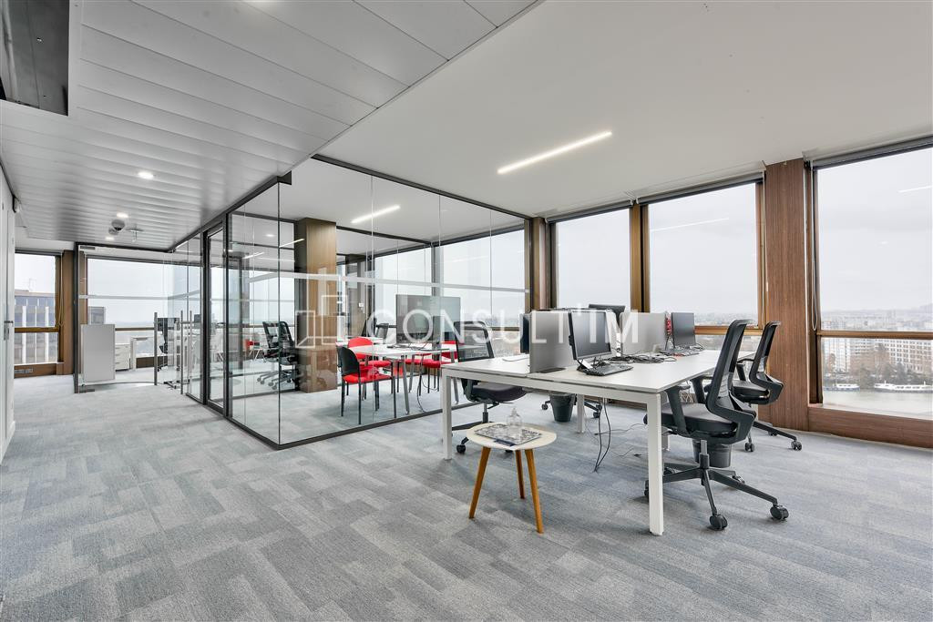 Dans un complexe immobilier de bureaux au pied de l'A13 et du Pt de St Cloud