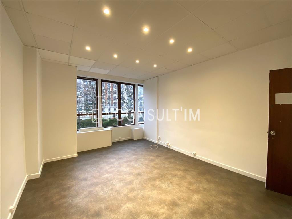 Au métro Porte de Champerret, bureaux en bon état de 17m² à louer