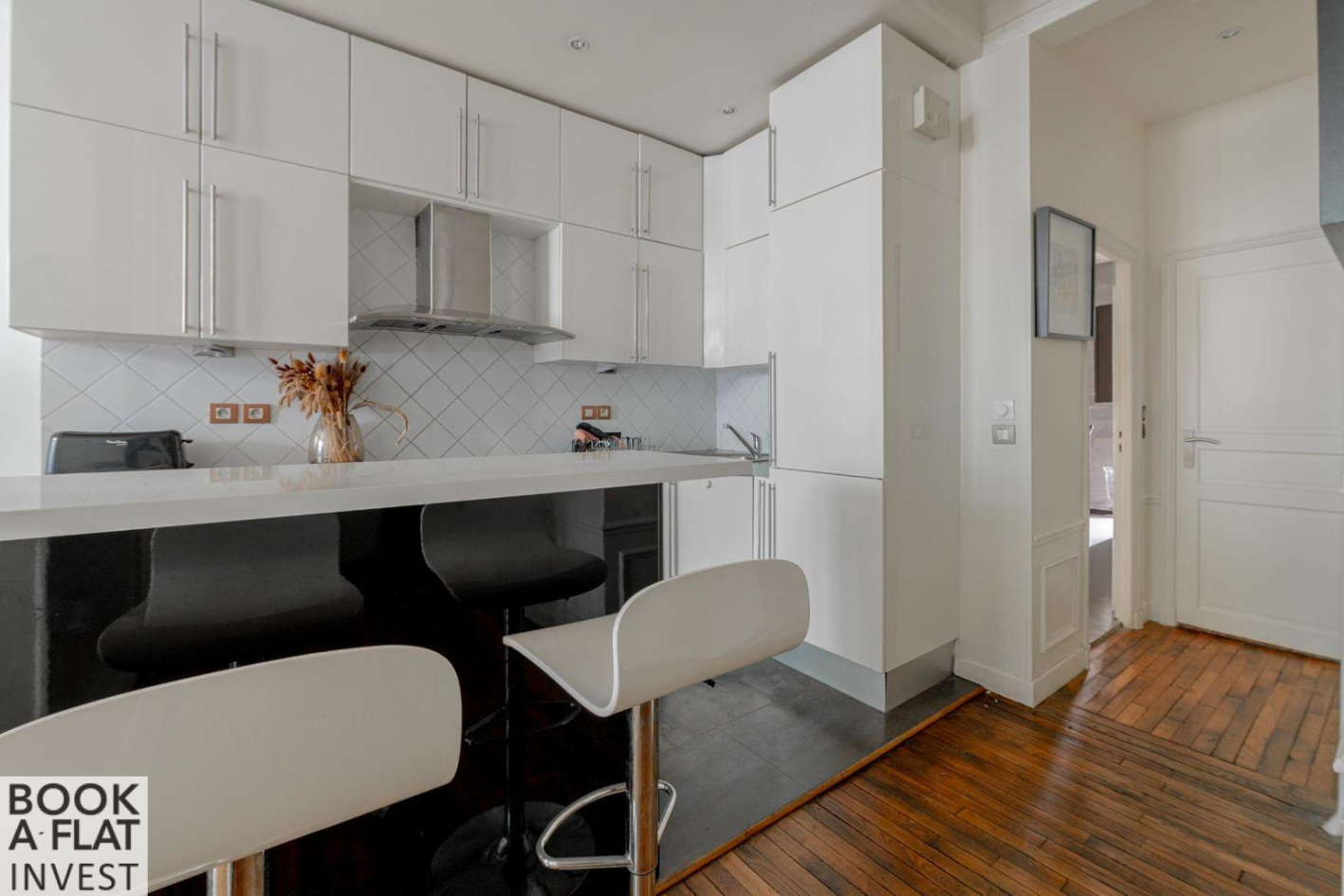 PROCHE TOUR EIFFEL / CHAMP-DE-MARS — Local RDC 65 m², idéal profession libérale