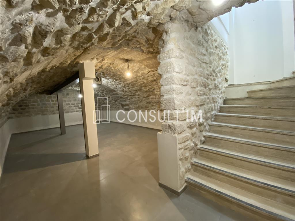 Location pure, belle boutique rénovée et climatisée