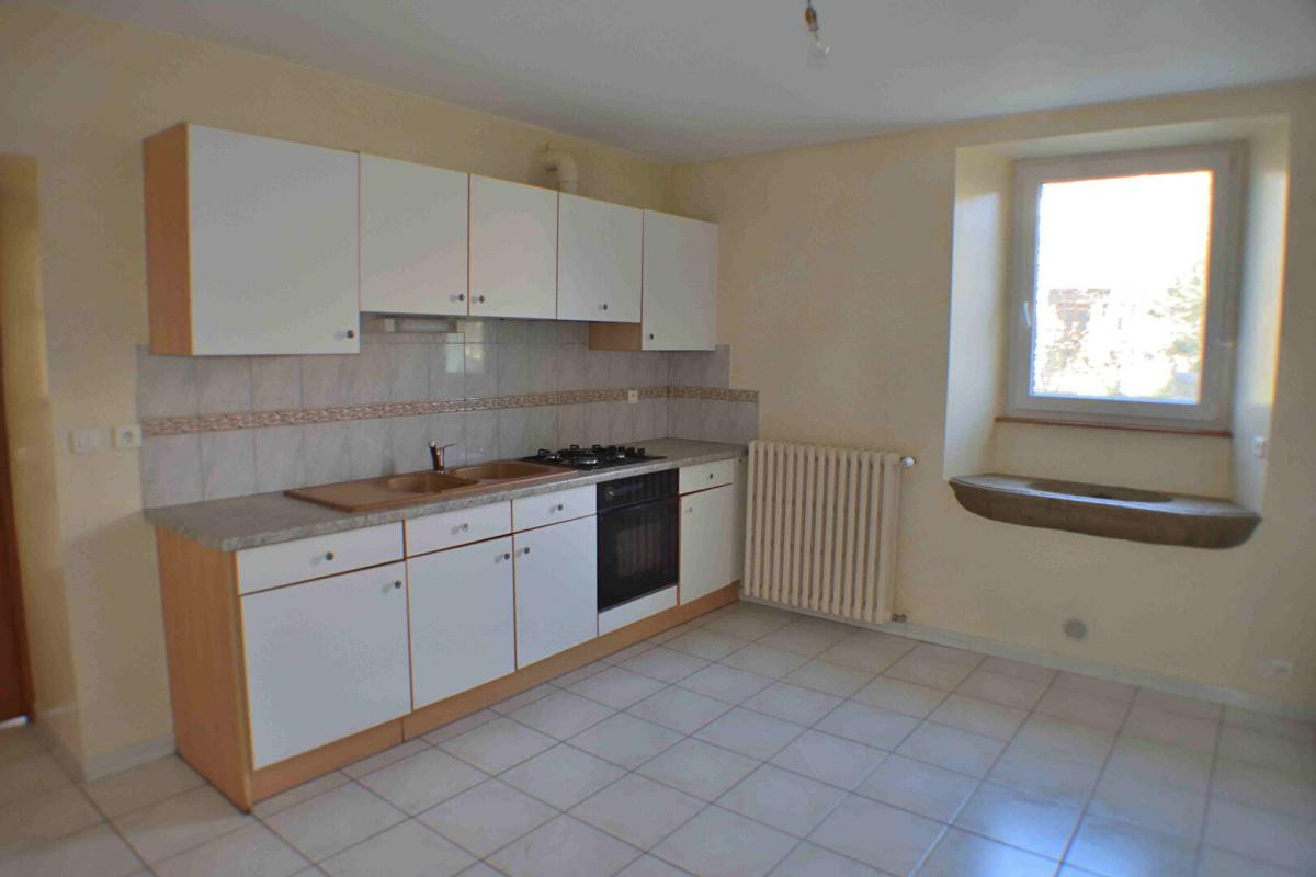IMMEUBLE DE 4 APPARTEMENTS ET UN PLATEAU 436000 EUROS