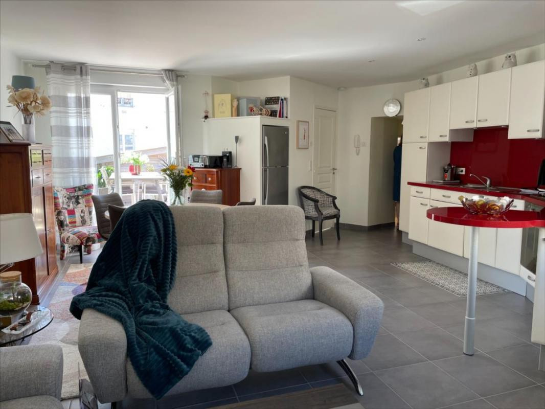IMMEUBLE AU RDC COMMERCE ET APPARTEMENT AU DESSUS