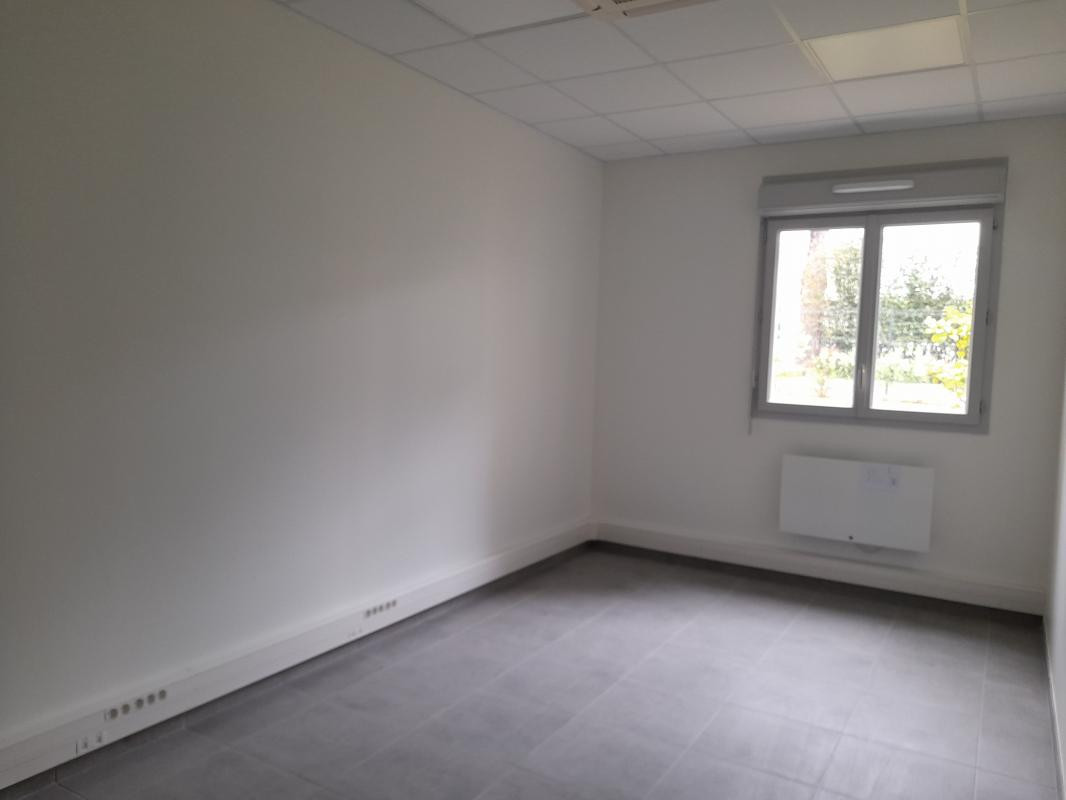 SANS FRAIS - Local professionnel 82m² + stationnement privatif - Hôpital