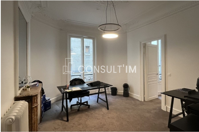 Au coeur du Triangle d'or, à louer, bureaux 60m²