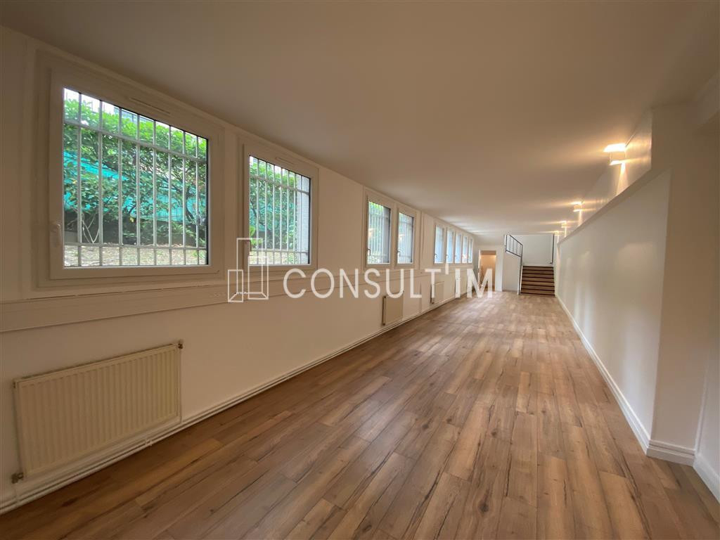 Bureaux refait à neuf sur passage arboré avec jardin privatif