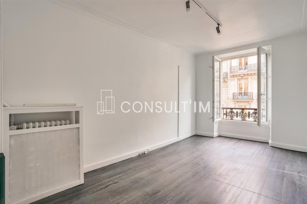 Bureaux bien entretenus, traversants, en étage élevé au cœur du QCA