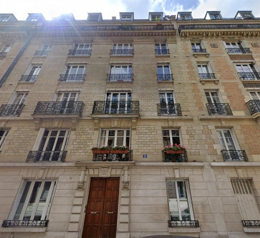 A proximité du Palais de Justice,  à louer locaux professionnels avec parquet et moulures