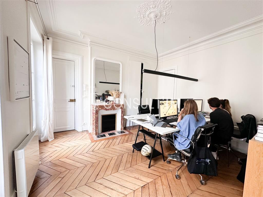 Proche Saint Lazare, à louer bureau avec parquet, moulures et cheminées