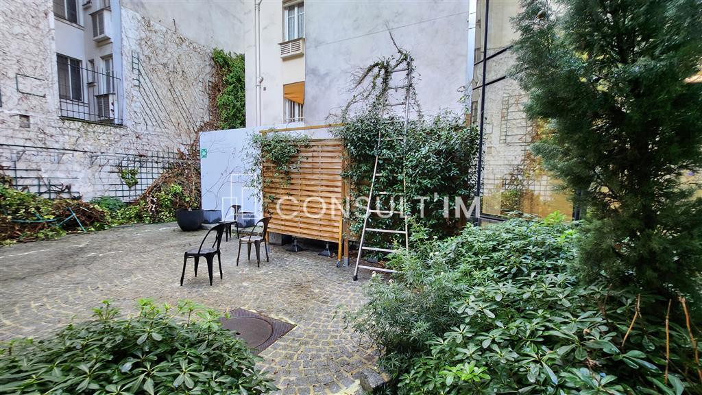 Bureaux à louer dans un bel immeuble indépendant avec cour intérieur de 124m²