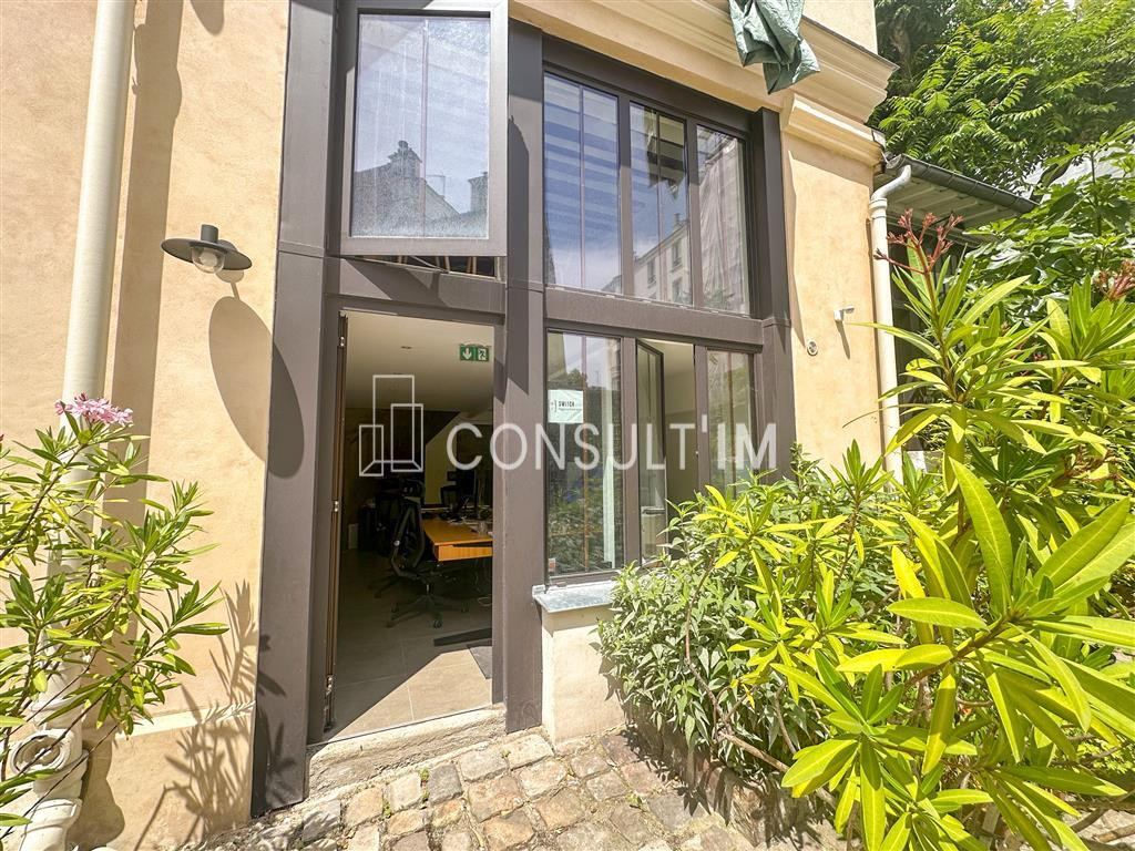 Bureaux en duplex type loft avec pierres et poutres apparentes