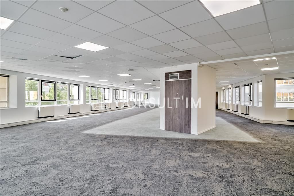 A louer bureaux rénovés dans immeuble de grand standing , proche du métro Mairie d'Issy, ligne 12